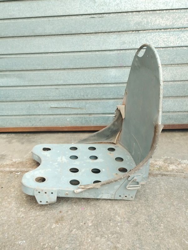 carcasa asiento caza tanque helicoptero 62.5x48x55 1u